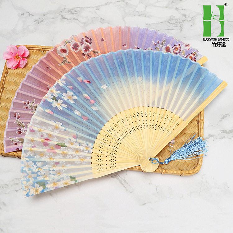 Ventilador plegable de seda ventilador de regalo artesanal de bambú ventilador plegable japonés antiguo estilo chino mango largo ventilador de seda productos de bambú al por mayor