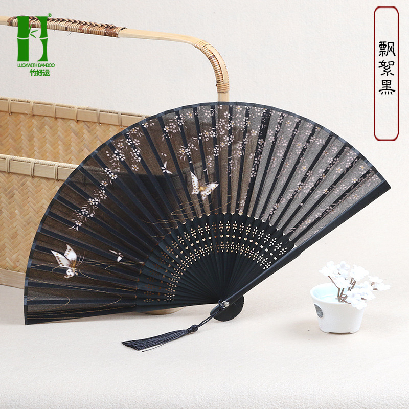 Ventilador plegable de seda ventilador de regalo artesanal de bambú ventilador plegable japonés antiguo estilo chino mango largo ventilador de seda productos de bambú al por mayor