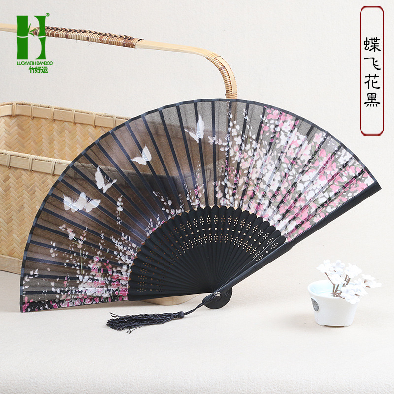 Ventilador plegable de seda ventilador de regalo artesanal de bambú ventilador plegable japonés antiguo estilo chino mango largo ventilador de seda productos de bambú al por mayor