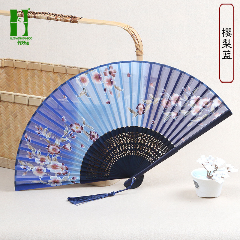 Ventilador plegable de seda ventilador de regalo artesanal de bambú ventilador plegable japonés antiguo estilo chino mango largo ventilador de seda productos de bambú al por mayor