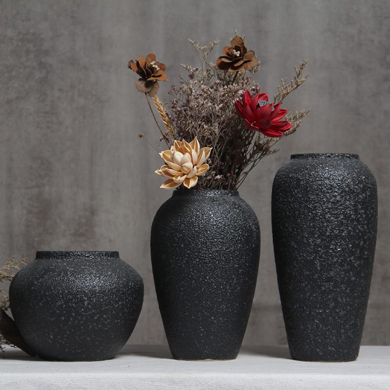 Las ollas de cerámica gruesa de Jingdezhen son simples y negras, y los jarrones de cerámica se insertan en flores y flores.