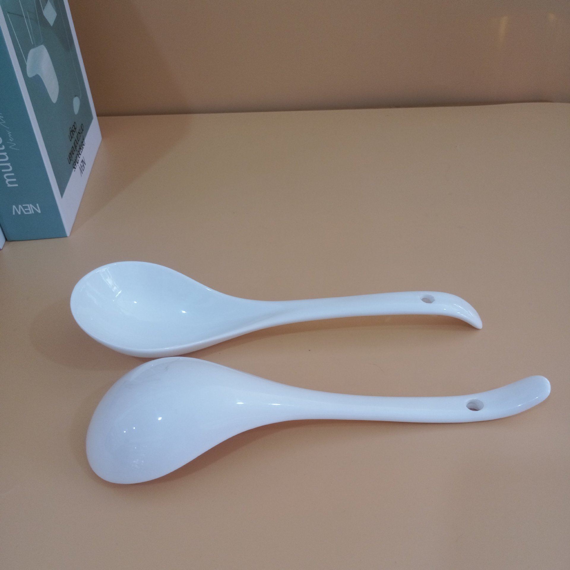 Suministros para hoteles, cucharas de cerámica, cucharas de sopa blancas puras, cucharas pequeñas para restaurante, cucharas de arroz para el hogar, cucharas de porcelana, oferta especial al por mayor