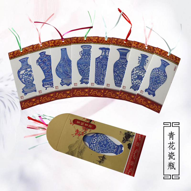 다채로운 파란색과 흰색 꽃병