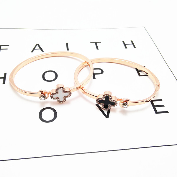 fashionable geometric lucky clover