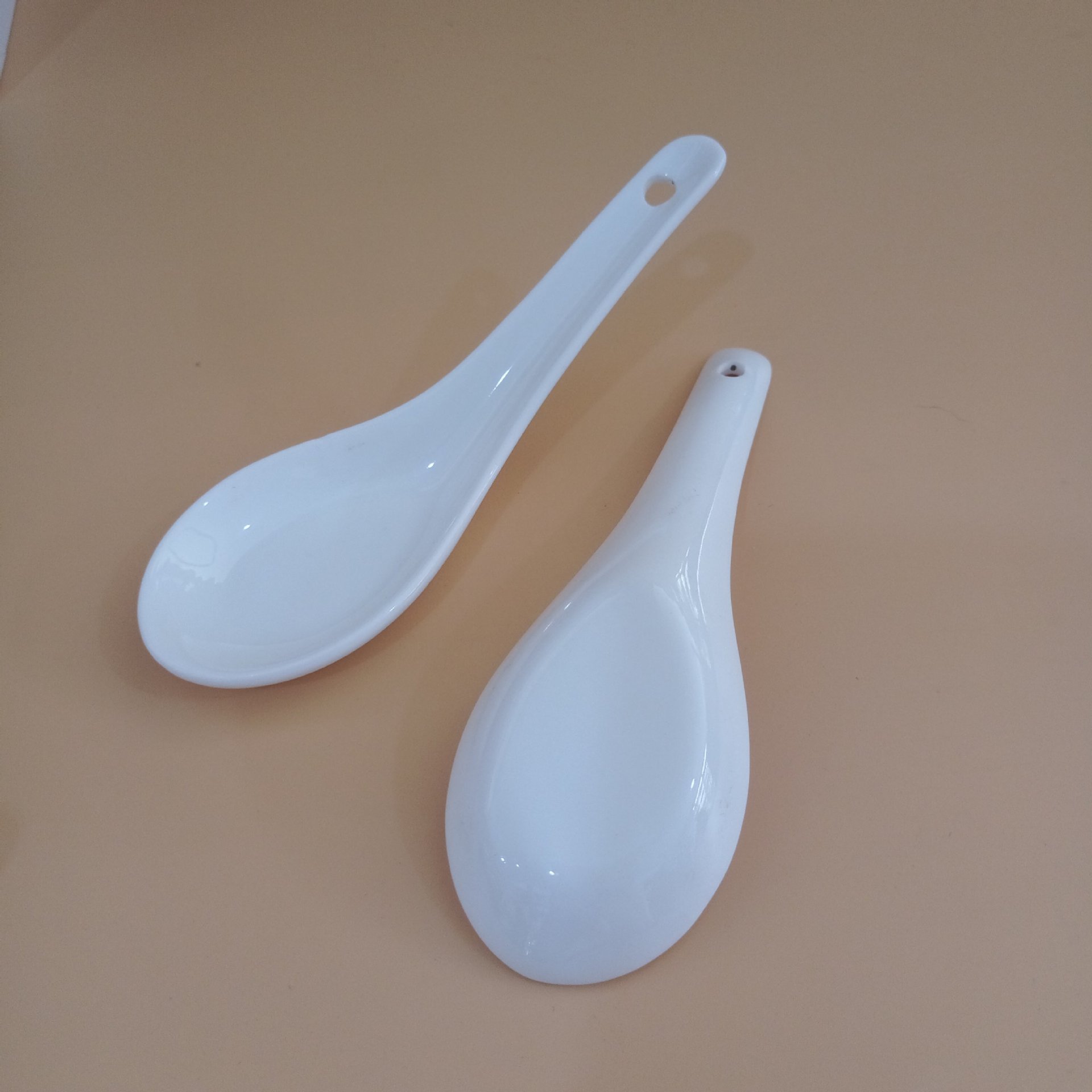 Suministros para hoteles, cucharas de cerámica, cucharas de sopa blancas puras, cucharas pequeñas para restaurante, cucharas de arroz para el hogar, cucharas de porcelana, oferta especial al por mayor