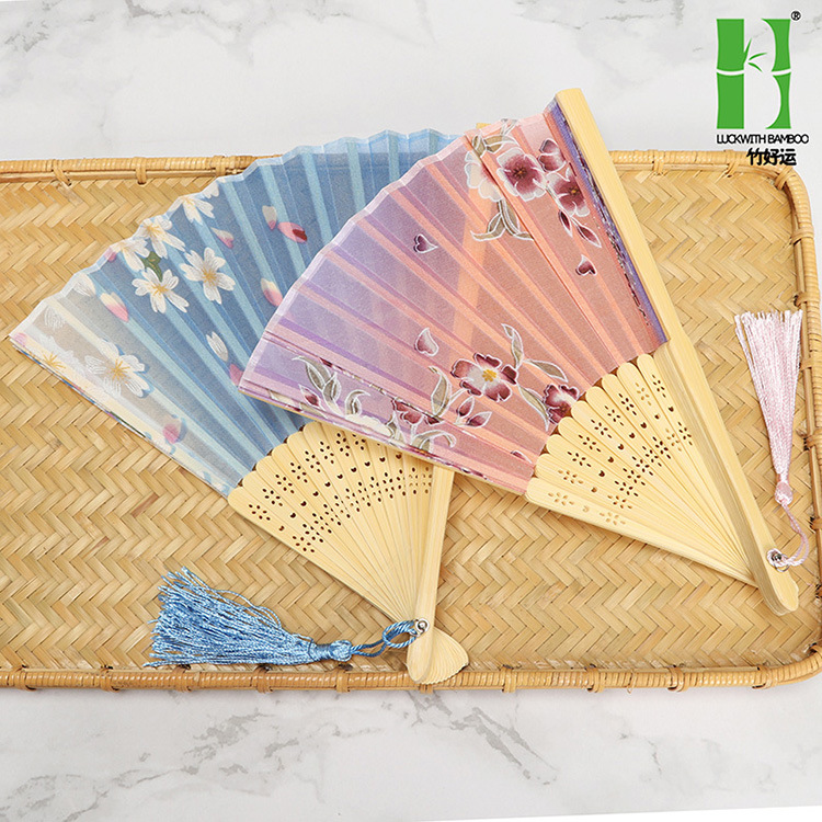 Ventilador plegable de seda ventilador de regalo artesanal de bambú ventilador plegable japonés antiguo estilo chino mango largo ventilador de seda productos de bambú al por mayor