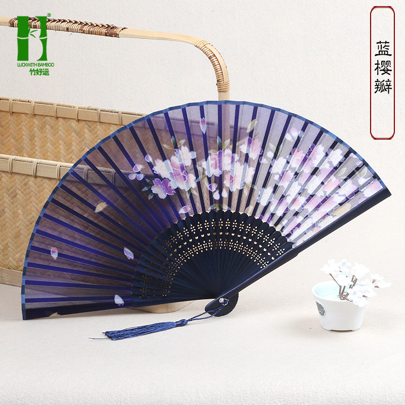 Ventilador plegable de seda ventilador de regalo artesanal de bambú ventilador plegable japonés antiguo estilo chino mango largo ventilador de seda productos de bambú al por mayor