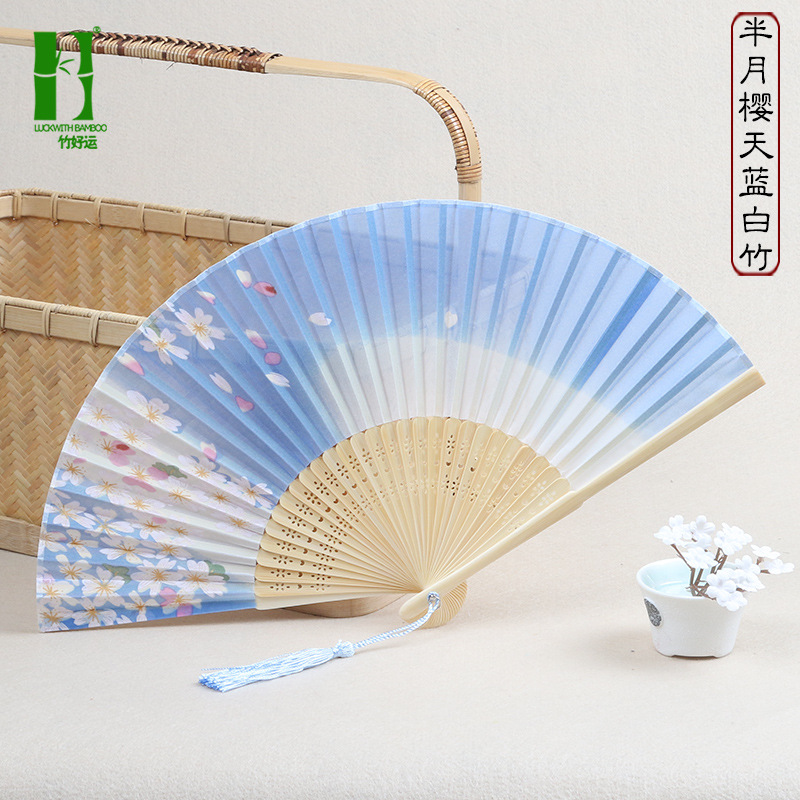 Ventilador plegable de seda ventilador de regalo artesanal de bambú ventilador plegable japonés antiguo estilo chino mango largo ventilador de seda productos de bambú al por mayor