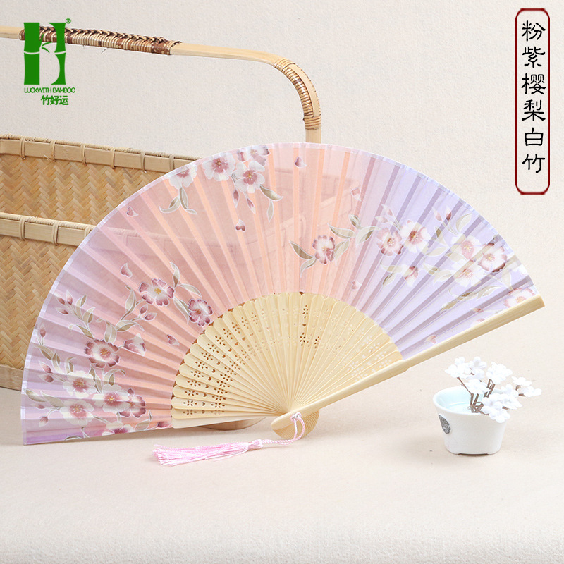 Ventilador plegable de seda ventilador de regalo artesanal de bambú ventilador plegable japonés antiguo estilo chino mango largo ventilador de seda productos de bambú al por mayor