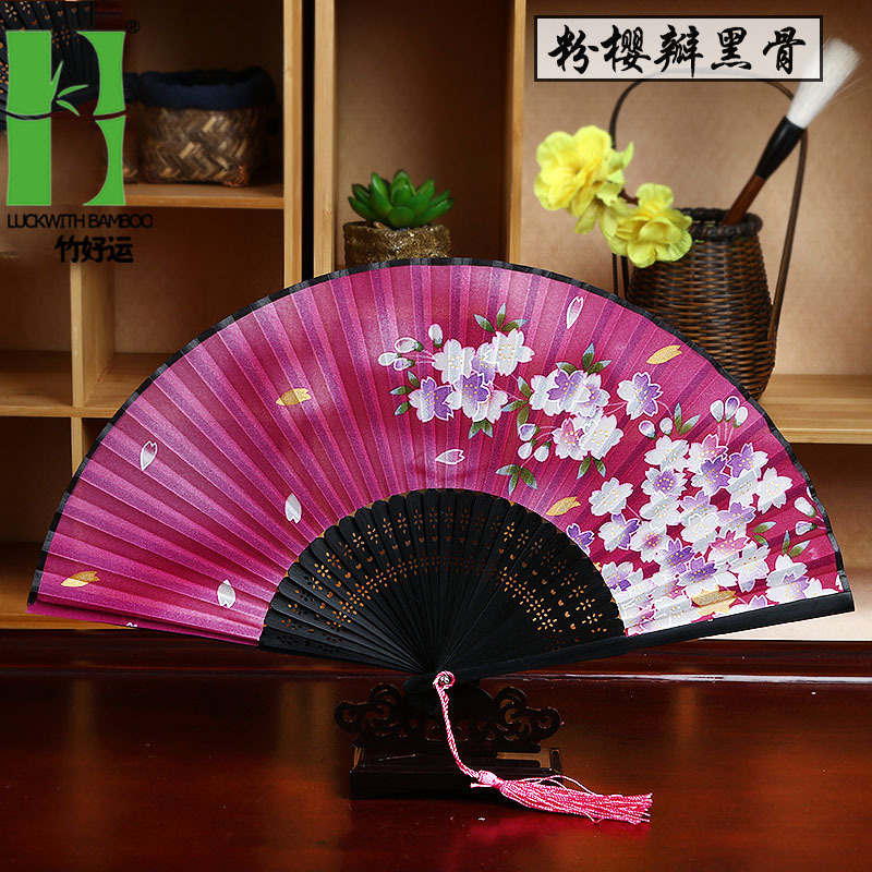 Ventilador plegable de seda ventilador de regalo artesanal de bambú ventilador plegable japonés antiguo estilo chino mango largo ventilador de seda productos de bambú al por mayor