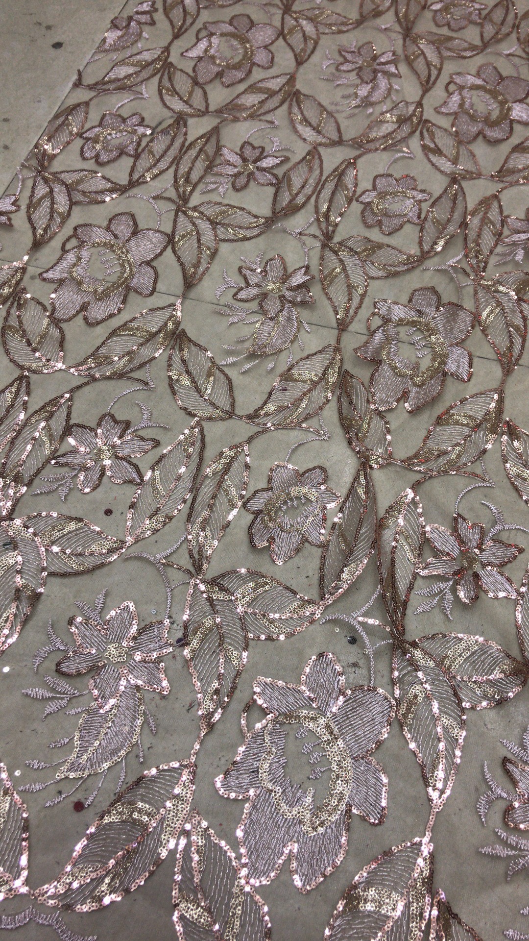 厂家直销新版现货的大牌同款大花简单大方亮片珠片满幅