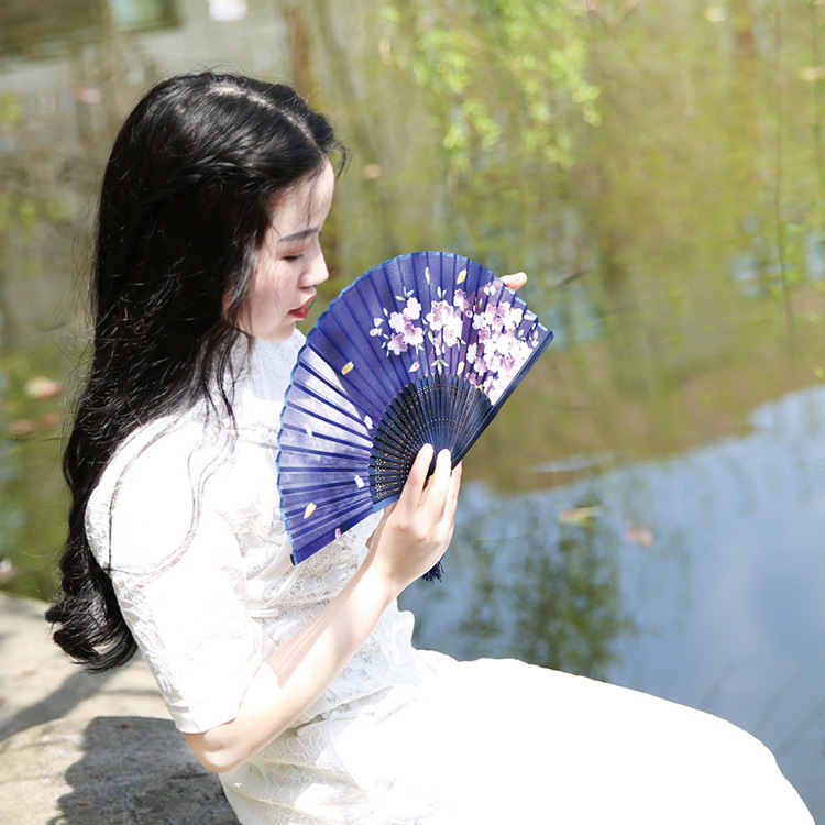 Ventilador plegable de seda ventilador de regalo artesanal de bambú ventilador plegable japonés antiguo estilo chino mango largo ventilador de seda productos de bambú al por mayor