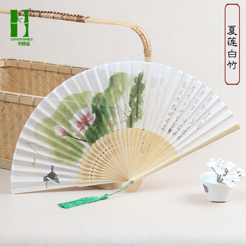 Ventilador plegable de seda ventilador de regalo artesanal de bambú ventilador plegable japonés antiguo estilo chino mango largo ventilador de seda productos de bambú al por mayor