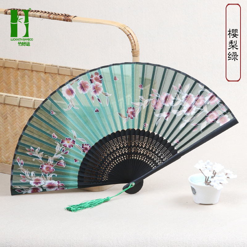 Ventilador plegable de seda ventilador de regalo artesanal de bambú ventilador plegable japonés antiguo estilo chino mango largo ventilador de seda productos de bambú al por mayor