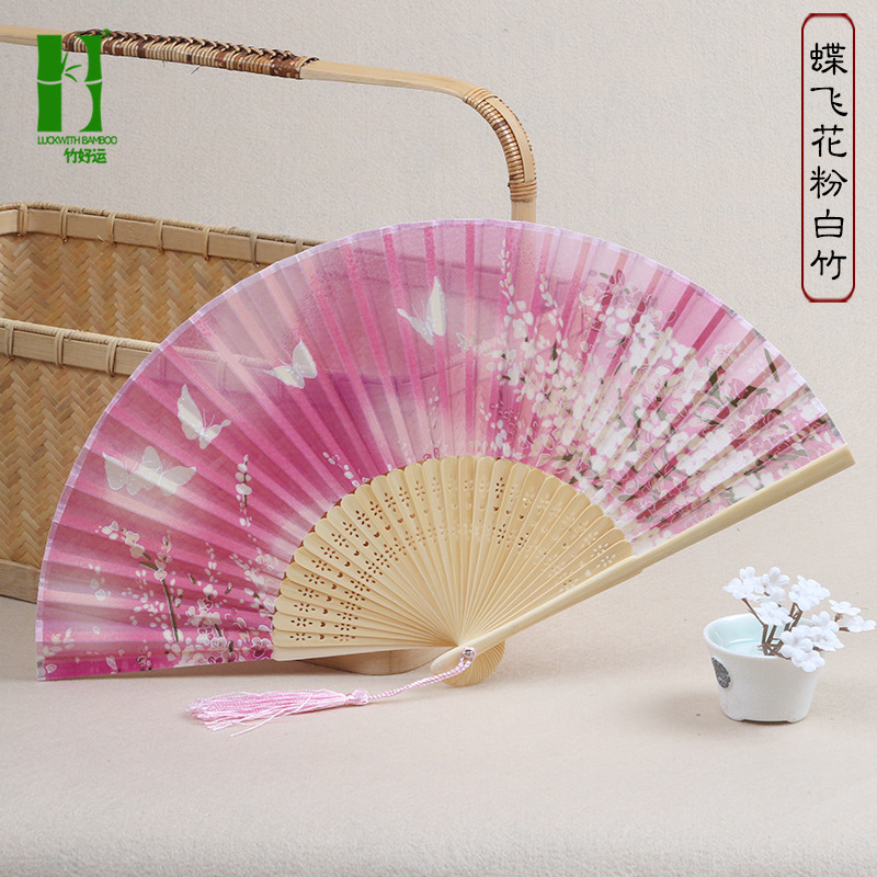 Ventilador plegable de seda ventilador de regalo artesanal de bambú ventilador plegable japonés antiguo estilo chino mango largo ventilador de seda productos de bambú al por mayor