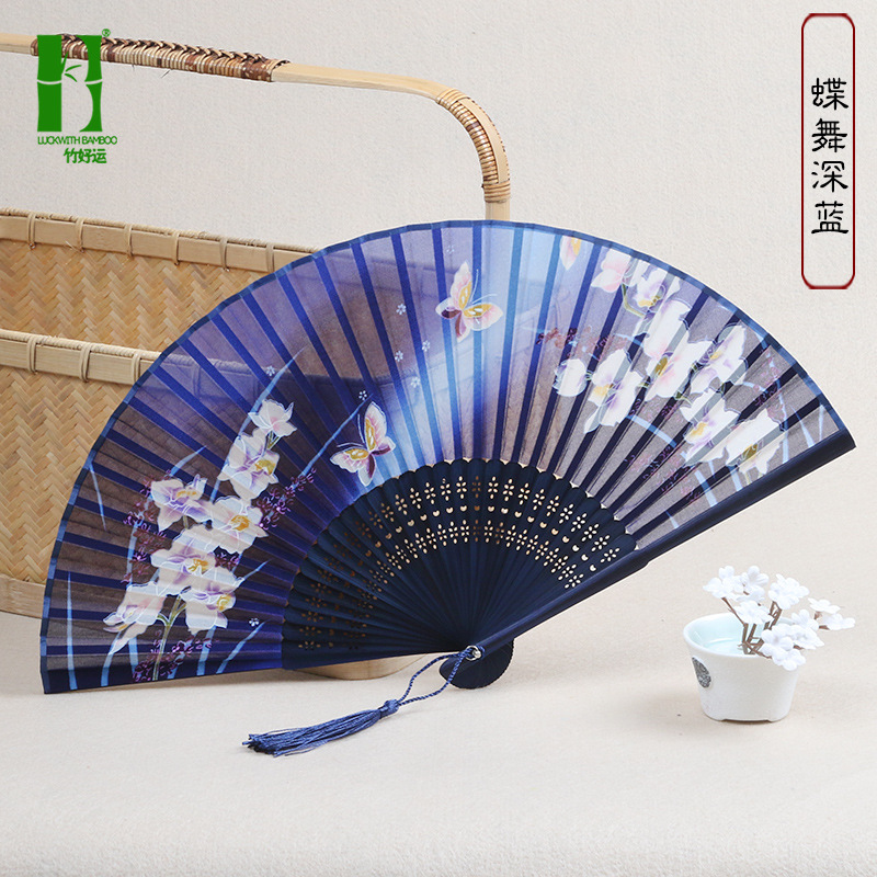 Ventilador plegable de seda ventilador de regalo artesanal de bambú ventilador plegable japonés antiguo estilo chino mango largo ventilador de seda productos de bambú al por mayor