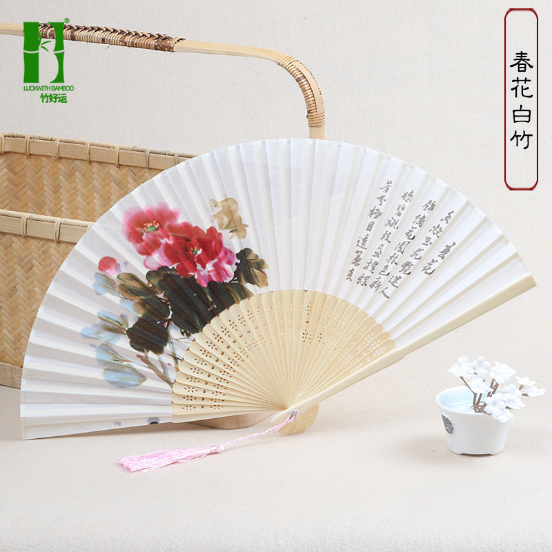 Ventilador plegable de seda ventilador de regalo artesanal de bambú ventilador plegable japonés antiguo estilo chino mango largo ventilador de seda productos de bambú al por mayor