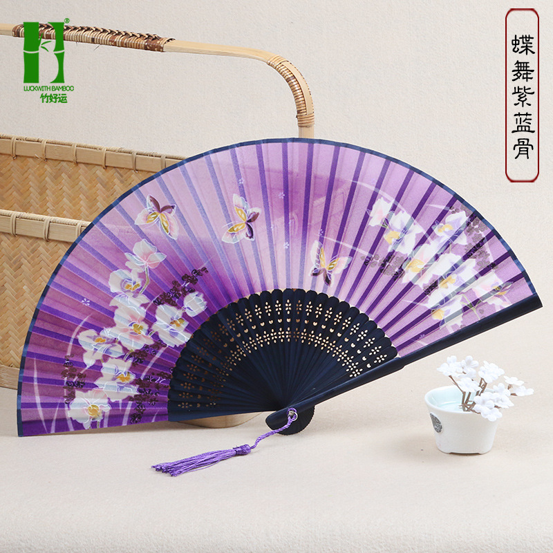 Ventilador plegable de seda ventilador de regalo artesanal de bambú ventilador plegable japonés antiguo estilo chino mango largo ventilador de seda productos de bambú al por mayor