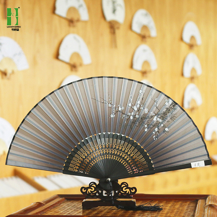 Factory wholesale craft gift fan silk noodle fan Chinese style folding fan wholesale silk smile fan night market stall hot sale