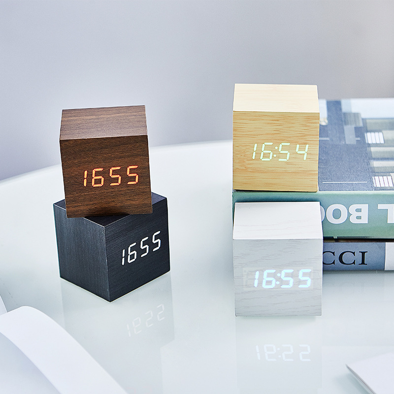 Creativo controlado por voz LED reloj de madera multifuncional despertador de madera regalo del estudiante reloj electrónico reloj de escritorio de fábrica al por mayor