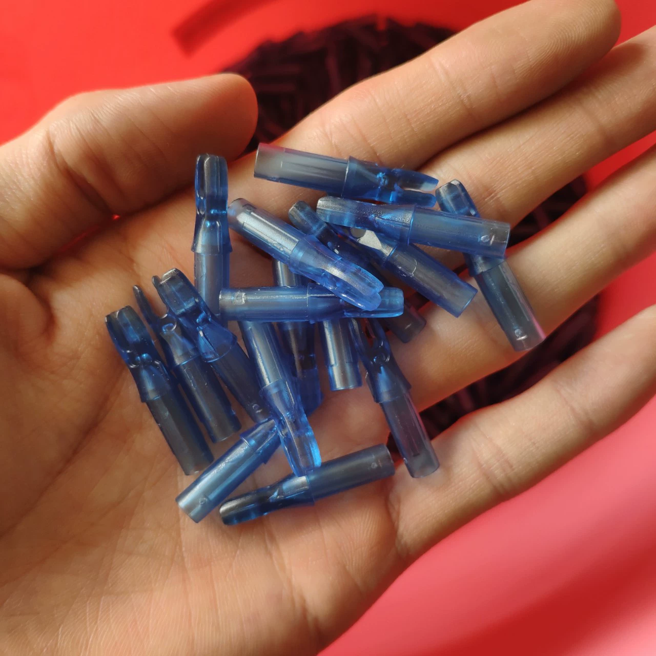 Аксессуары для лука и стрел вставляют хвост стрелы, подходящий для хвоста древка стрелы с внутренним диаметром 6,2 мм.