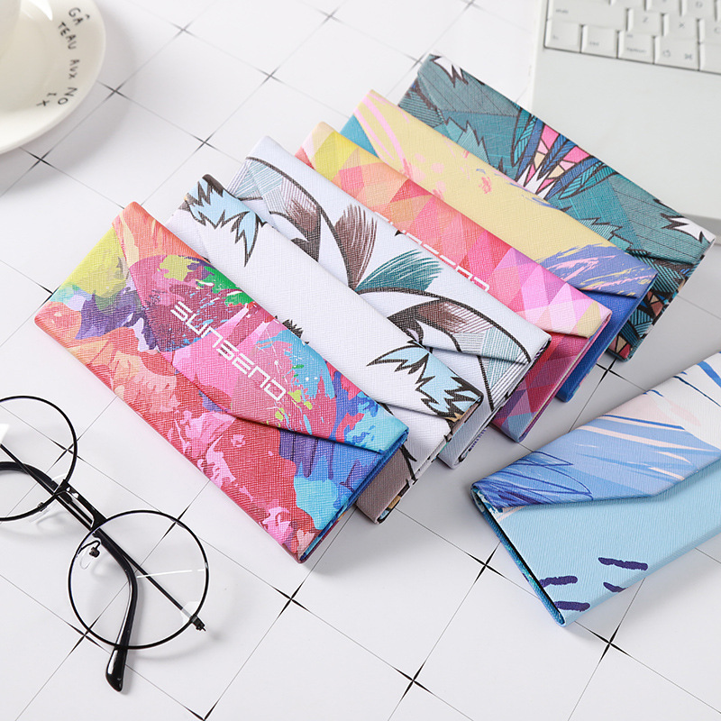 Wholesale male and female student South Korea small fresh cute creative personality portable folding triangle glasses box manufacturers