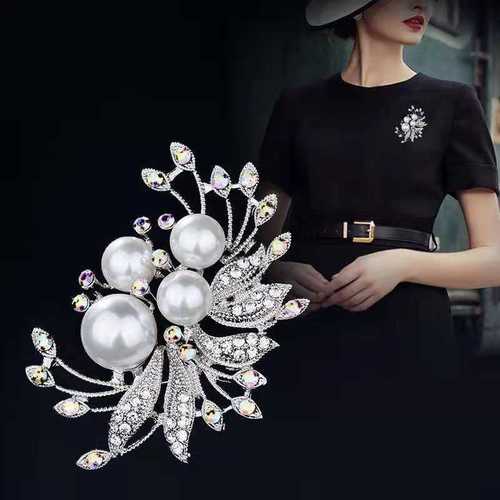 Luxury European and American-Style Large Water-Crystal Brooches for Women: High-Quality Alloy Corsages Available in Multiple Designs, Delicate and Elegant Pins
