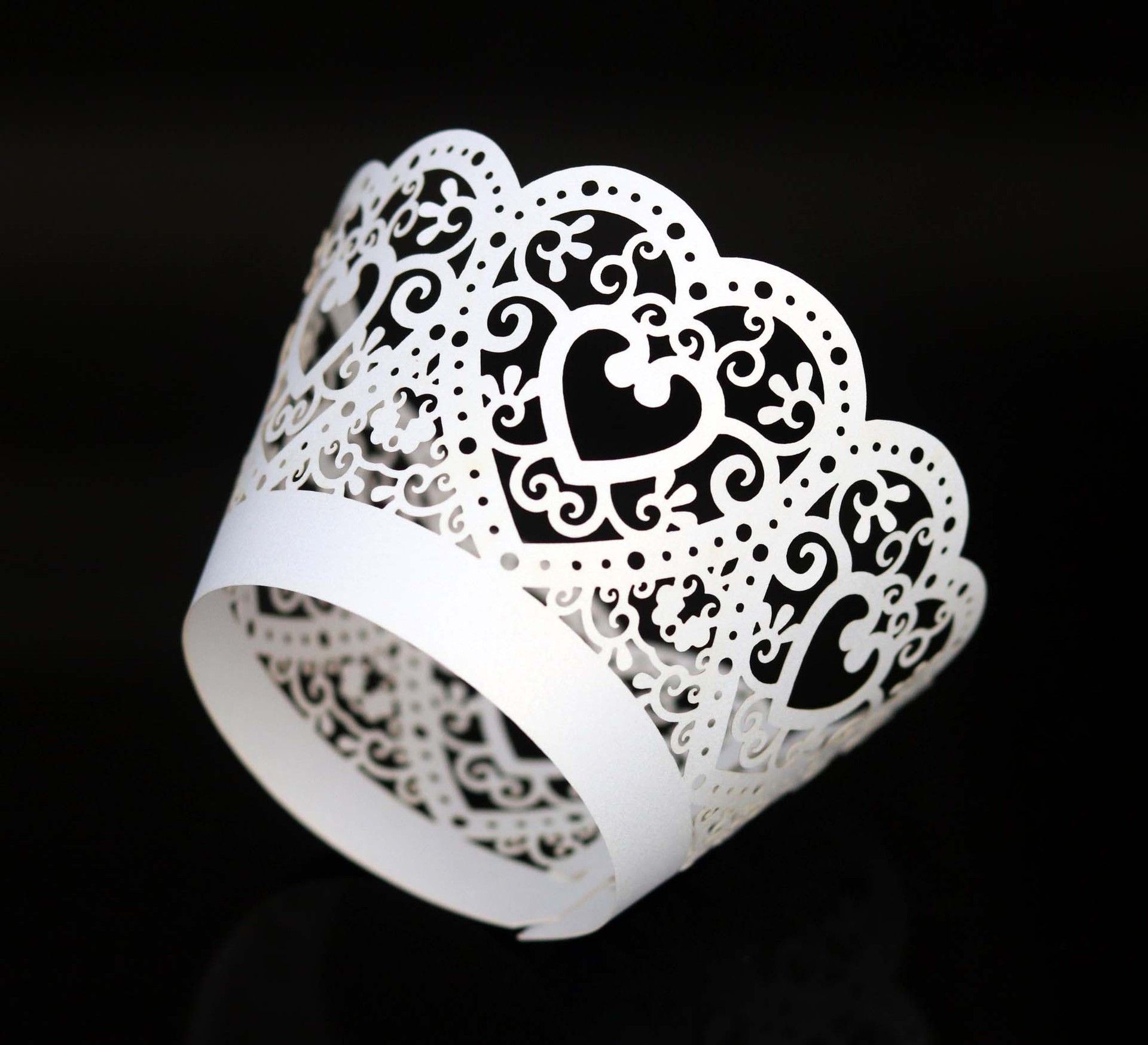 Nuevo láser de papel hueco borde hornear tarta de huevo taza decorativa de encaje titular de la torta amor taza de papel al por mayor