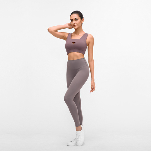 A new model of nude-feeling, skin-friendly and no embarrassing line yoga pants, hip-raising, high-waisted running sports and fitness nine-point pants.