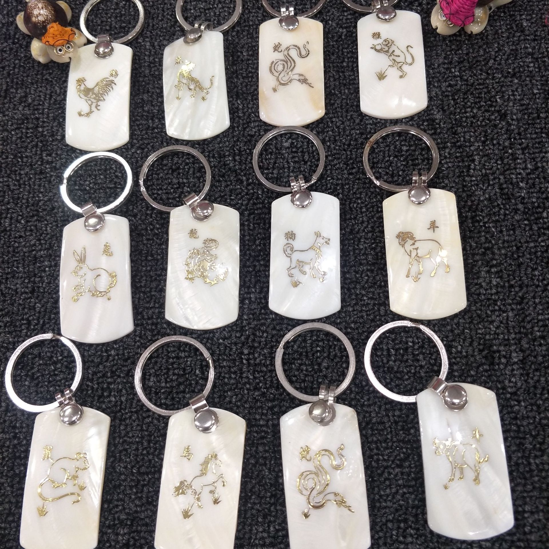 조디악 표지판은 12개들이 1세트로 제공됩니다.