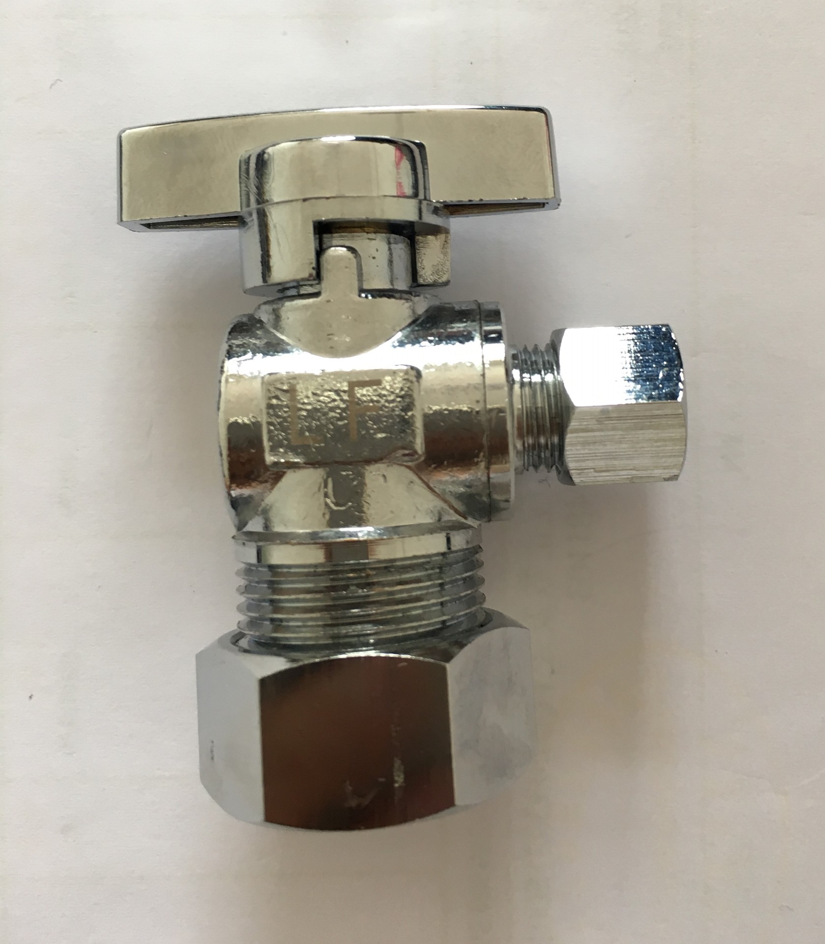 Угловой запорный клапан из латуни 5/8" x 3/8"