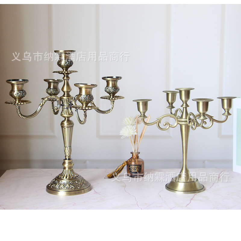 Tres cabezas de cinco cabezas de bronce antiguo de metal de gama alta de aleación Europea candelabro hogar Hotel KTV Estilo clásico