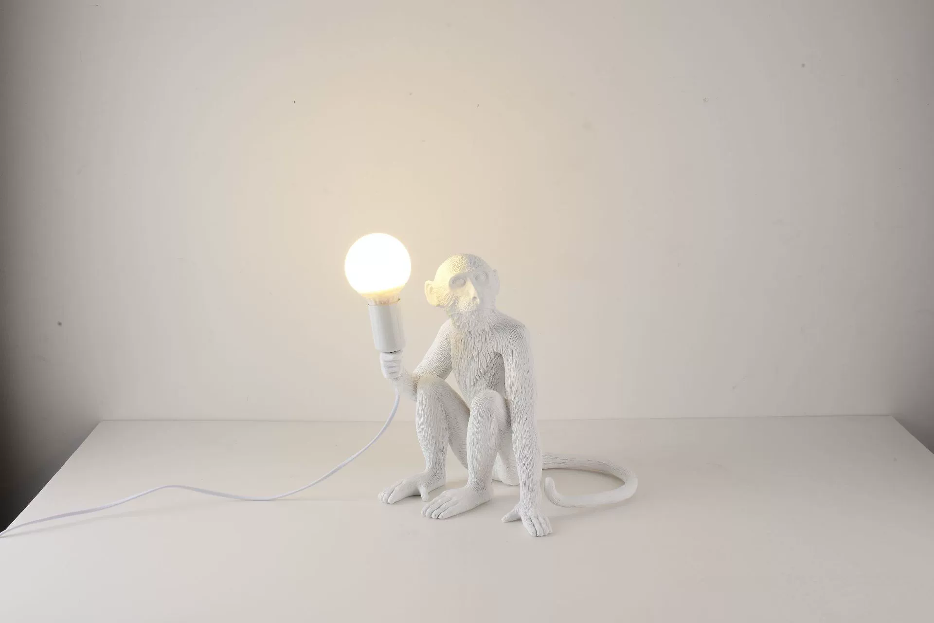 Cross -border source factory directly for monkey chandeliers industrial style Nordic chandelier restaurant decorative light resin lights