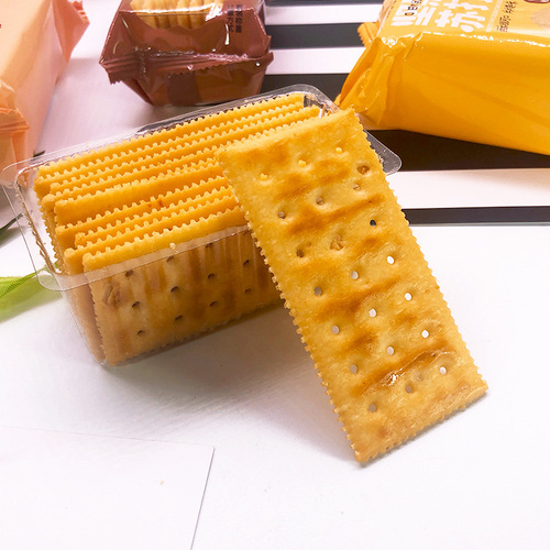 Multifun Nuts Soda Crackers Walnuts Pecans Peanut Flavor Full Carton 6 Pounds Sugar-Free Thin Crackers Suitable for All Ages