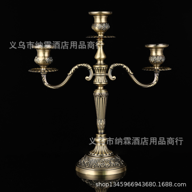 Tres cabezas de cinco cabezas de bronce antiguo de metal de gama alta de aleación Europea candelabro hogar Hotel KTV Estilo clásico