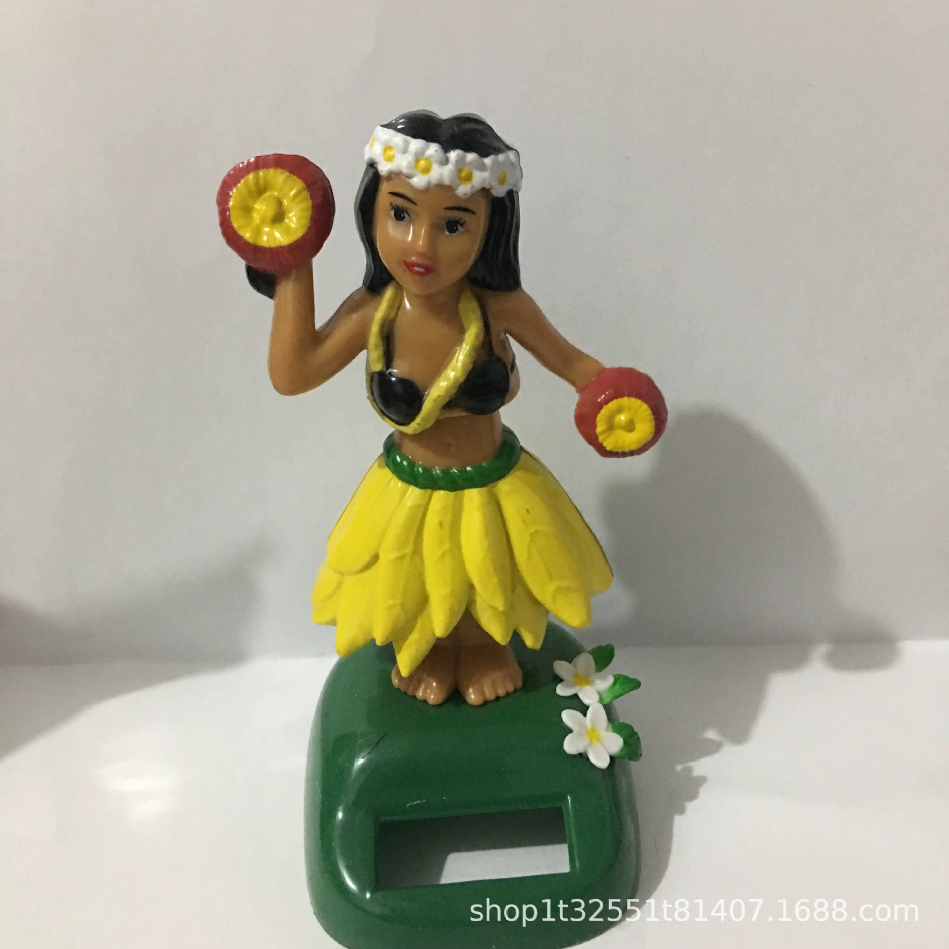 Solar‑powered cartoon doll (apple design), 11 cm, colorful, no batteries