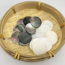 厂家直销多尺寸天然贝壳圆片黑贝白贝边孔DIY饰品配件批发 贝壳圆
