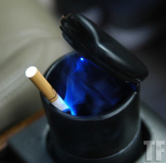 Auto supplies Car ashtray LED ashtray Car ashtray New diamond ashtray manufacturer