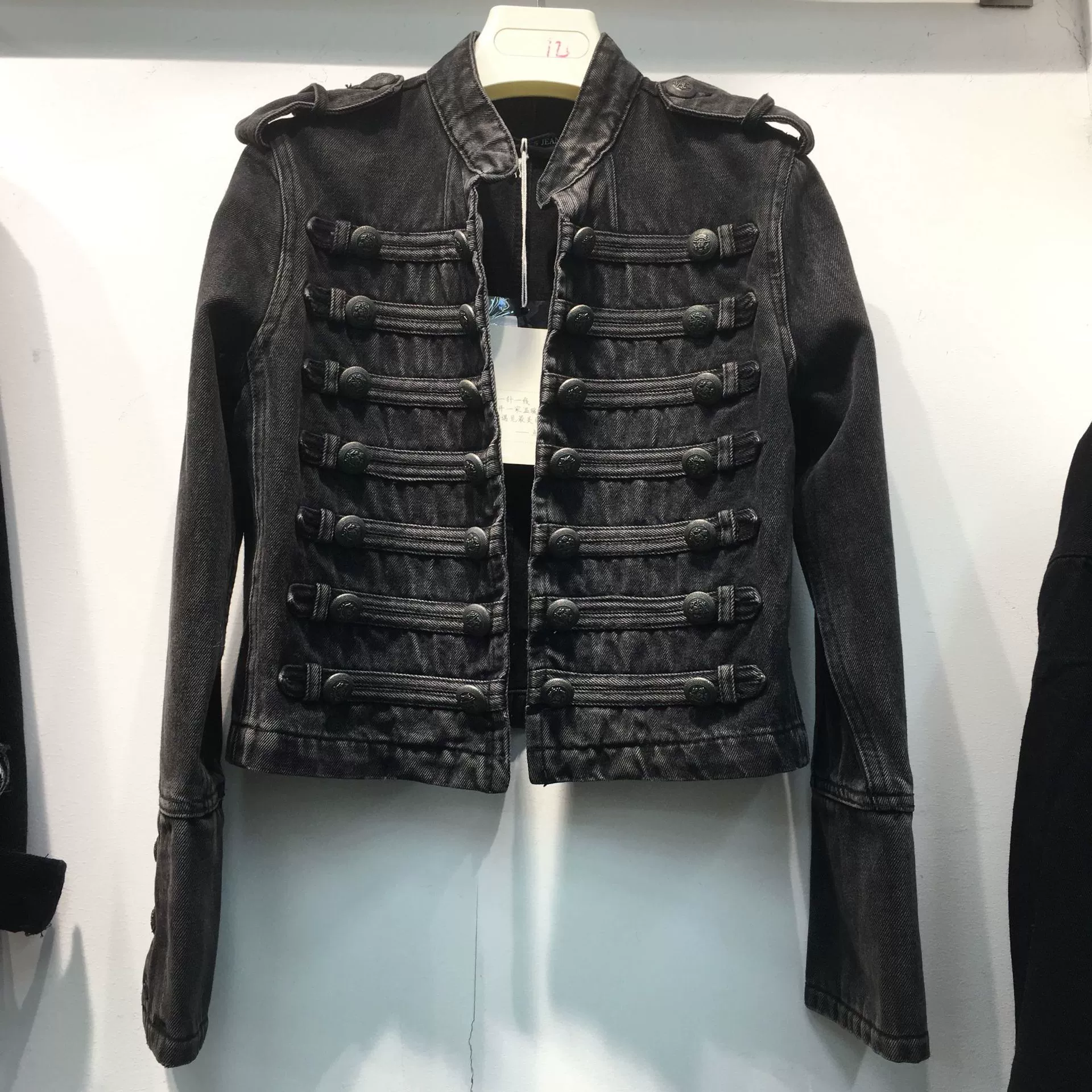 2025 новый тонкий и стильный двубортный джинсовый жакет в стиле милитари с декоративной строчкой для женщин