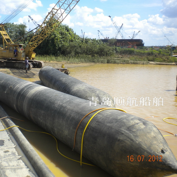 船舶上排下移用1.8*18米天然橡胶充气气囊 下水防撞靠球船舶气囊
