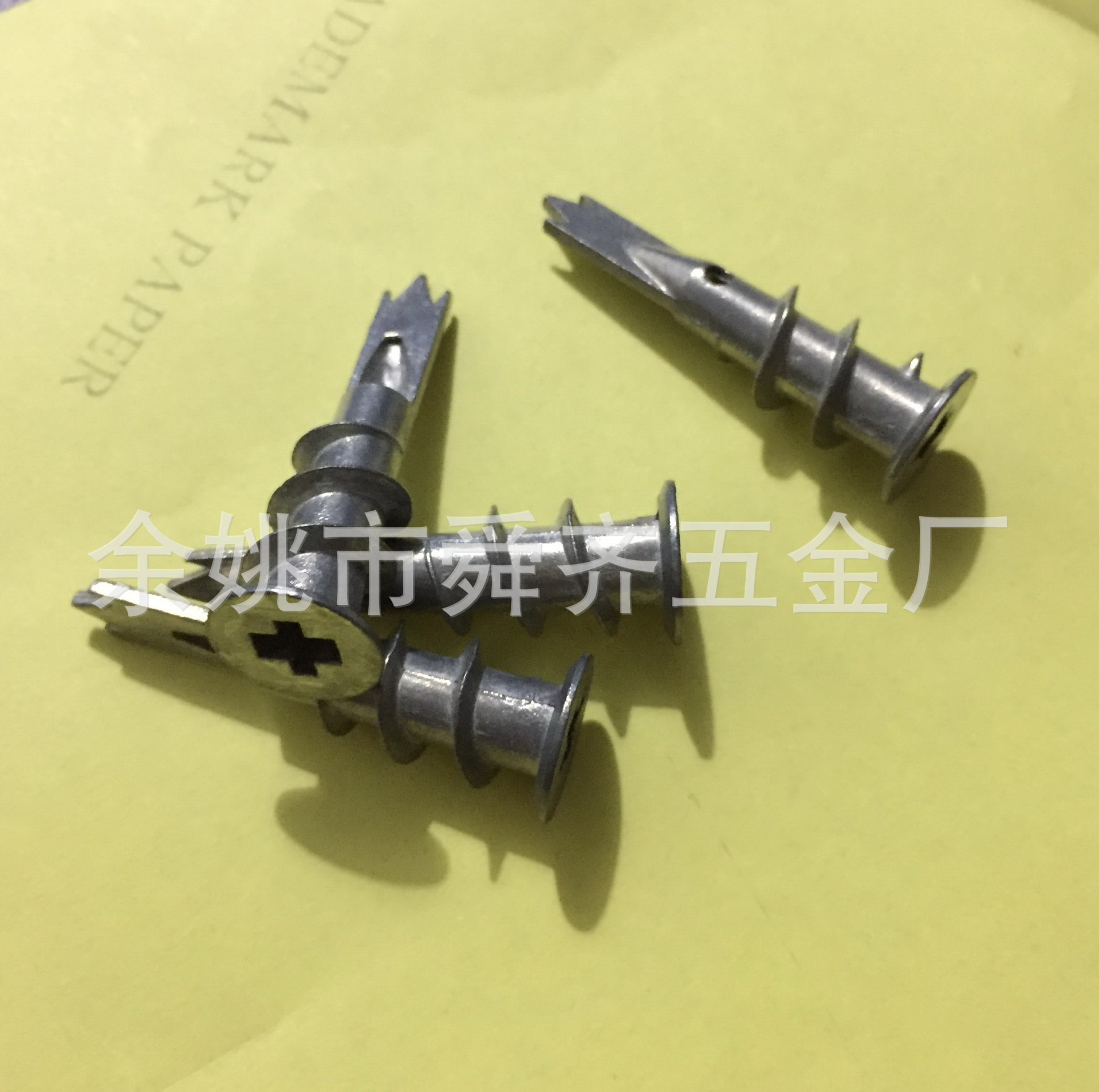 专业供应单尖 三叉锌合金快速壁虎 锌合金打入式壁虎等锌合金产品