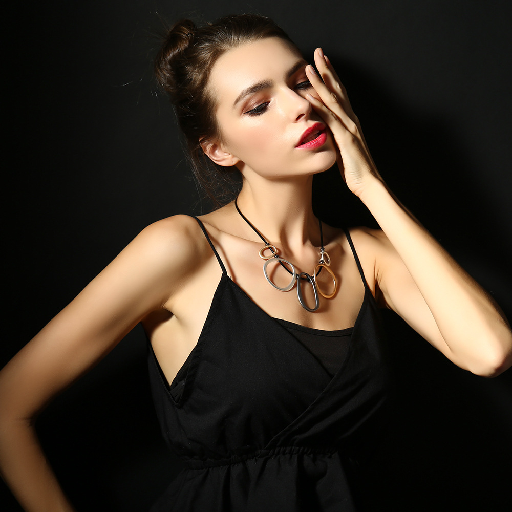 Amazon new women's jewelry geometric personality simple all-match short necklace women's metal clavicle chain wholesale