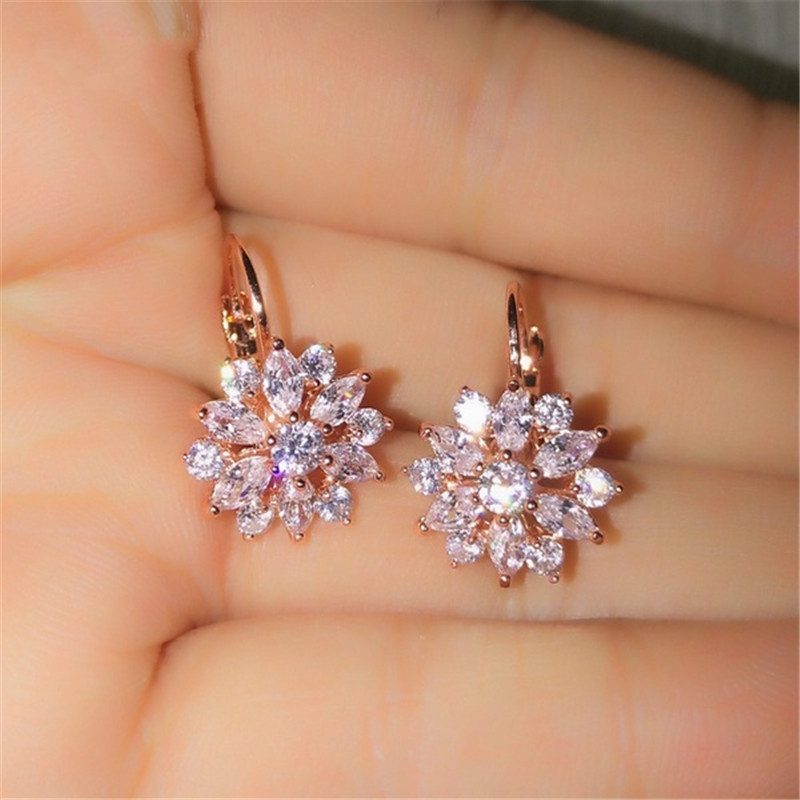 Fashionable earrings solar-powered