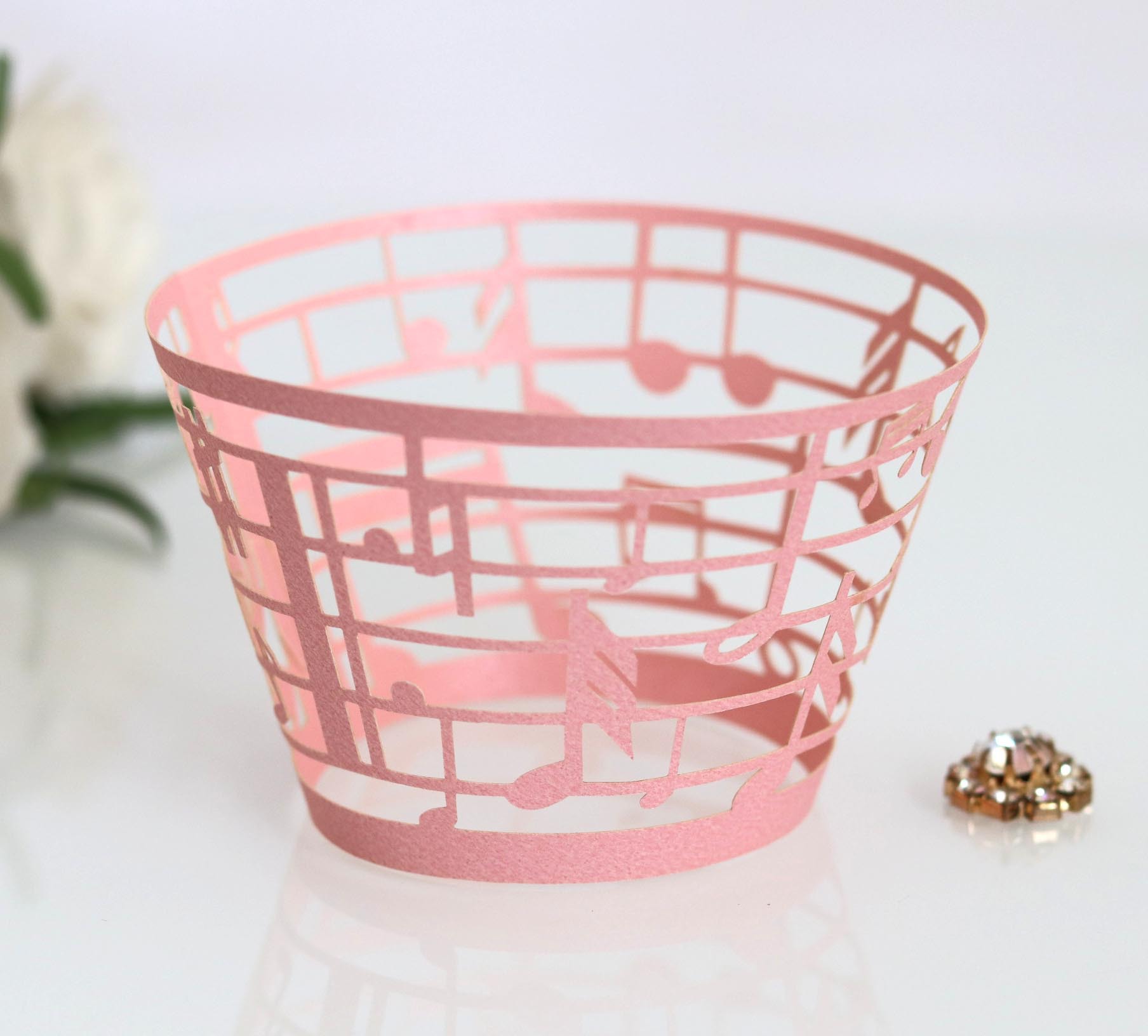 Láser transfronterizo hueca taza de papel pastel borde de papel nota negra tema musical pentagrama decoración taza de papel encaje