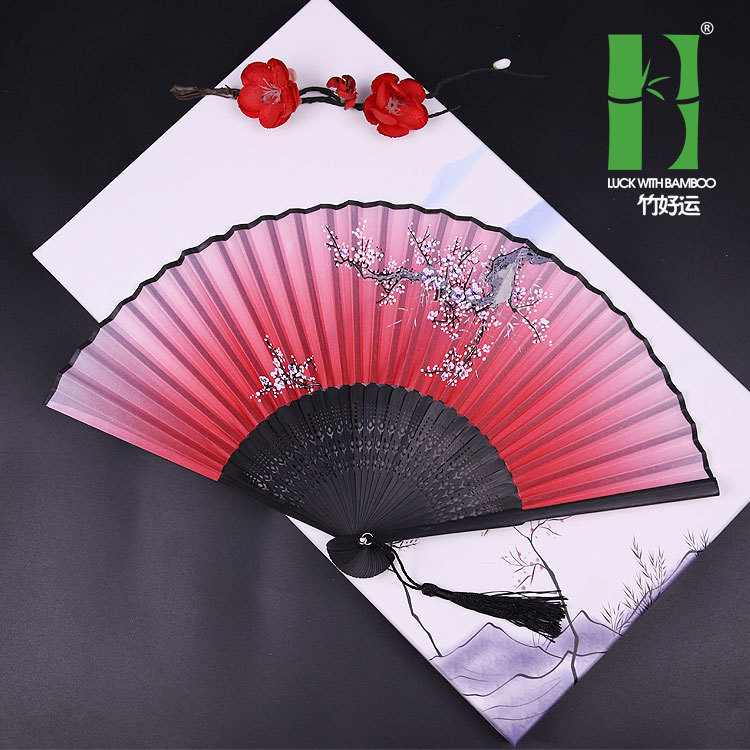 En stock al por mayor de bambú estilo chino estilo antiguo hanfu ventilador plegable sonrisa ventilador Flor del ciruelo regalo ventilador puede ser personalizado