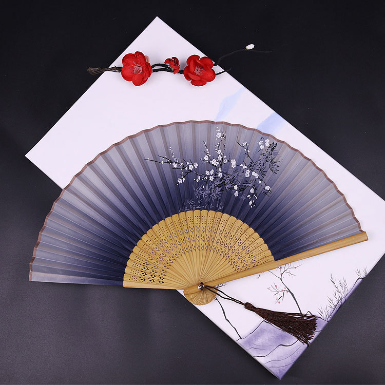 En stock al por mayor de bambú estilo chino estilo antiguo hanfu ventilador plegable sonrisa ventilador Flor del ciruelo regalo ventilador puede ser personalizado