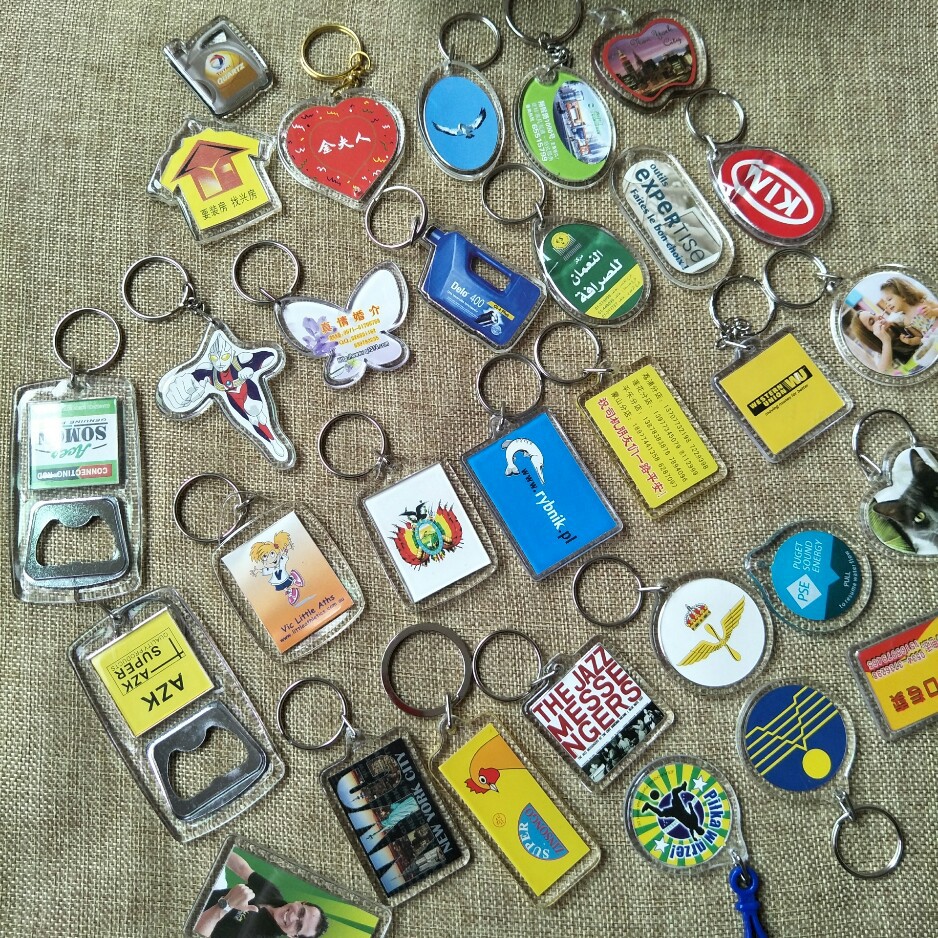 厂家供应透明冰箱贴、开瓶器、塑料胸章、亚克力相框钥匙扣