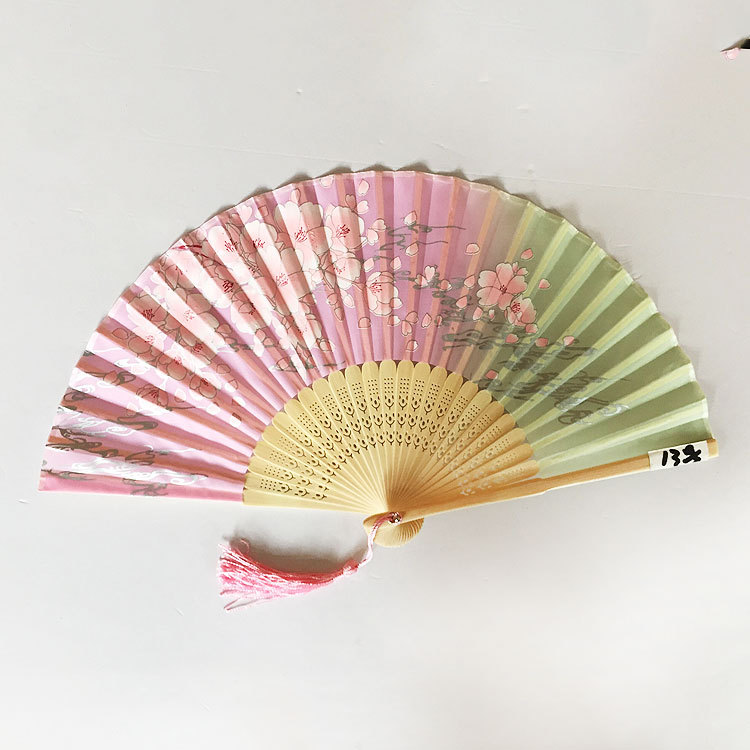 Fábrica directa estilo chino de bambú de seda ventilador bambú suerte regalo dos sonrisa verde plegable estilo antiguo ventilador fábrica al por mayor