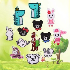 Embroidered patch with computerized stitching, stylish cartoon crown and small dinosaur design, for clothing decoration and patchwork.