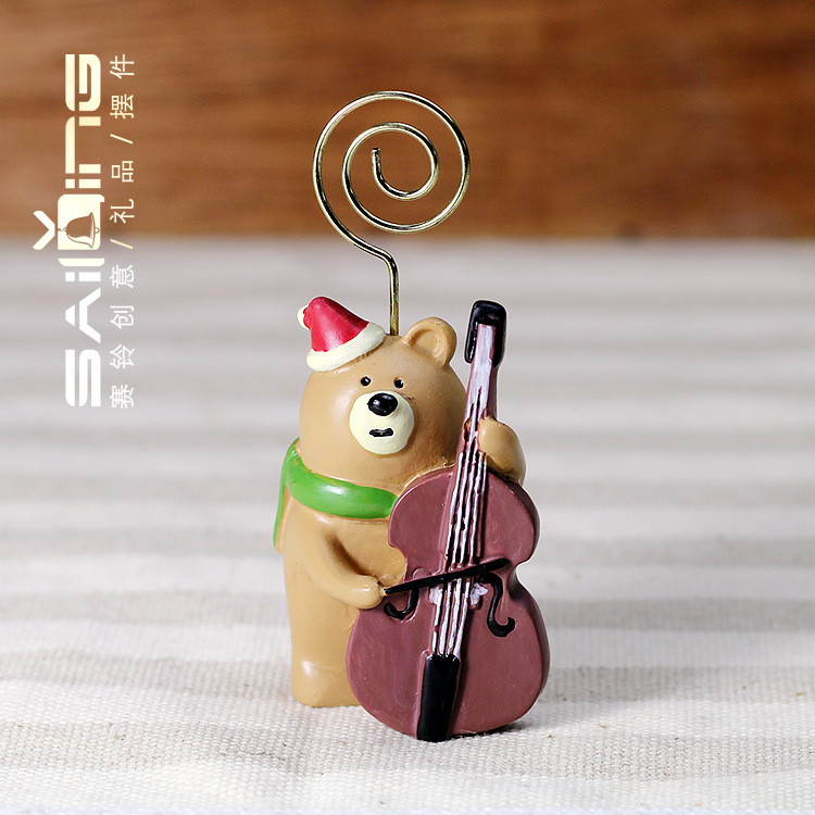 피아노를 연주하는 곰